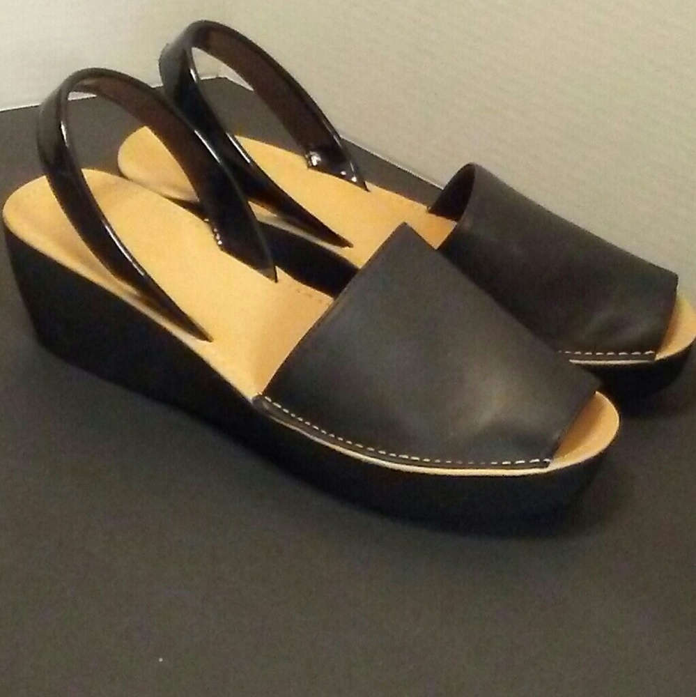 BLACK SANDALS